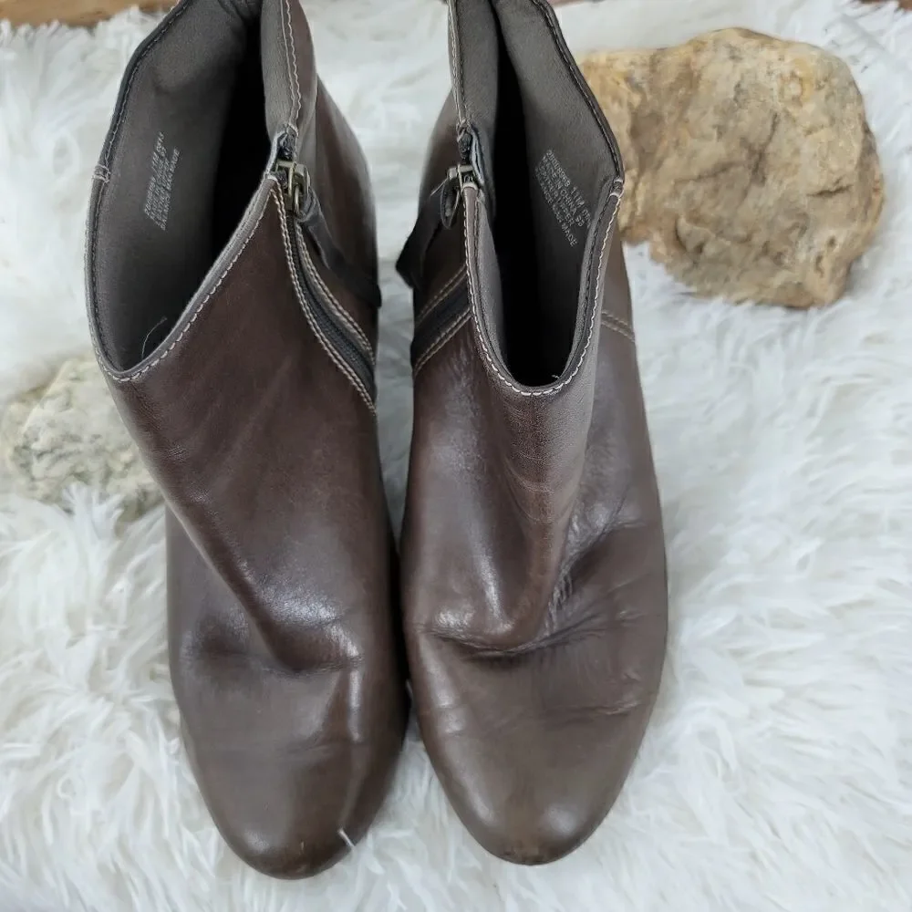 Clarks brown short wedge booties (U) - Picture 3 of 12